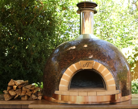Four à pizza extérieur à bois avec des buches